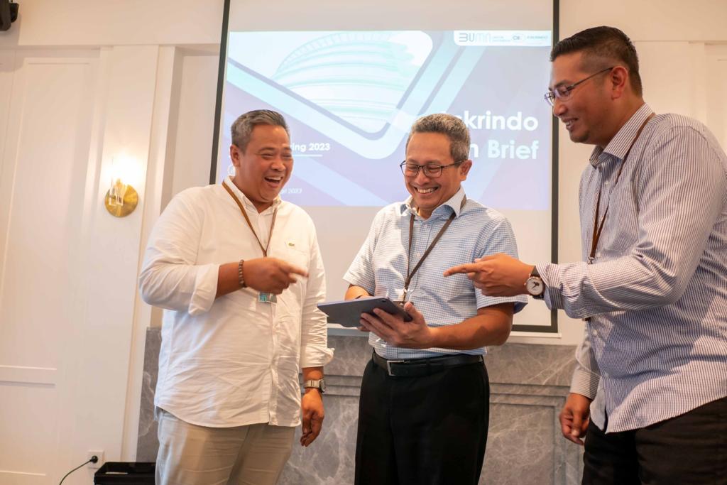 Direktur Operasional Askrindo Erwan Djoko Hermawan (tengah),didampingi Kadiv Pemasaran Korporasi, Barly Surahman Yusuf (kiri).