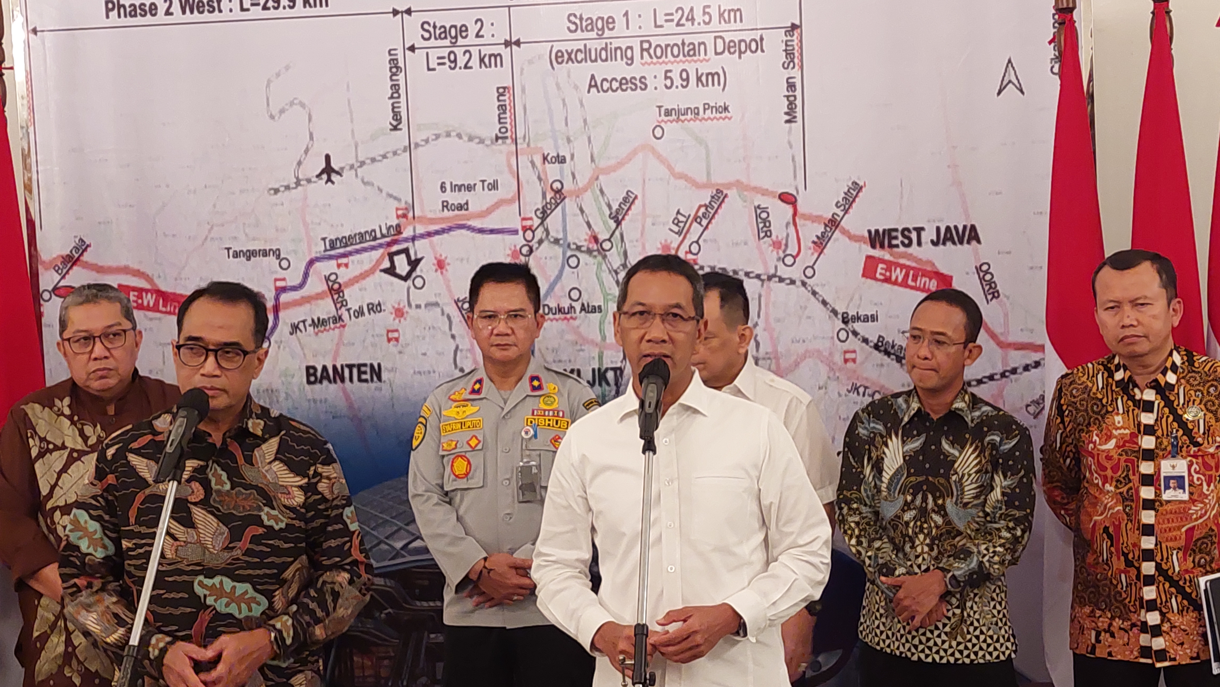 Penjabat (Pj) Gubernur DKI Heru Budi Hartono usai melakukan rapat koordinasi bersama Menhub Budi, di Balai Kota, Jakarta Pusat, Selasa (7/2)