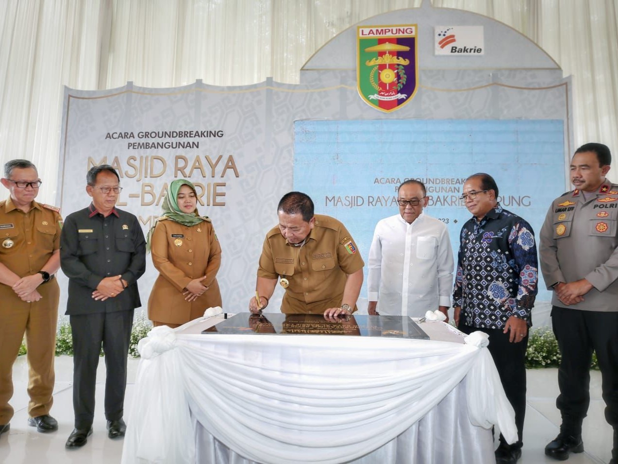 Masjid Raya Al-Bakrie Lampung direncanakan dibangun di atas lokasi berluas sekitar 2,5 hektare.