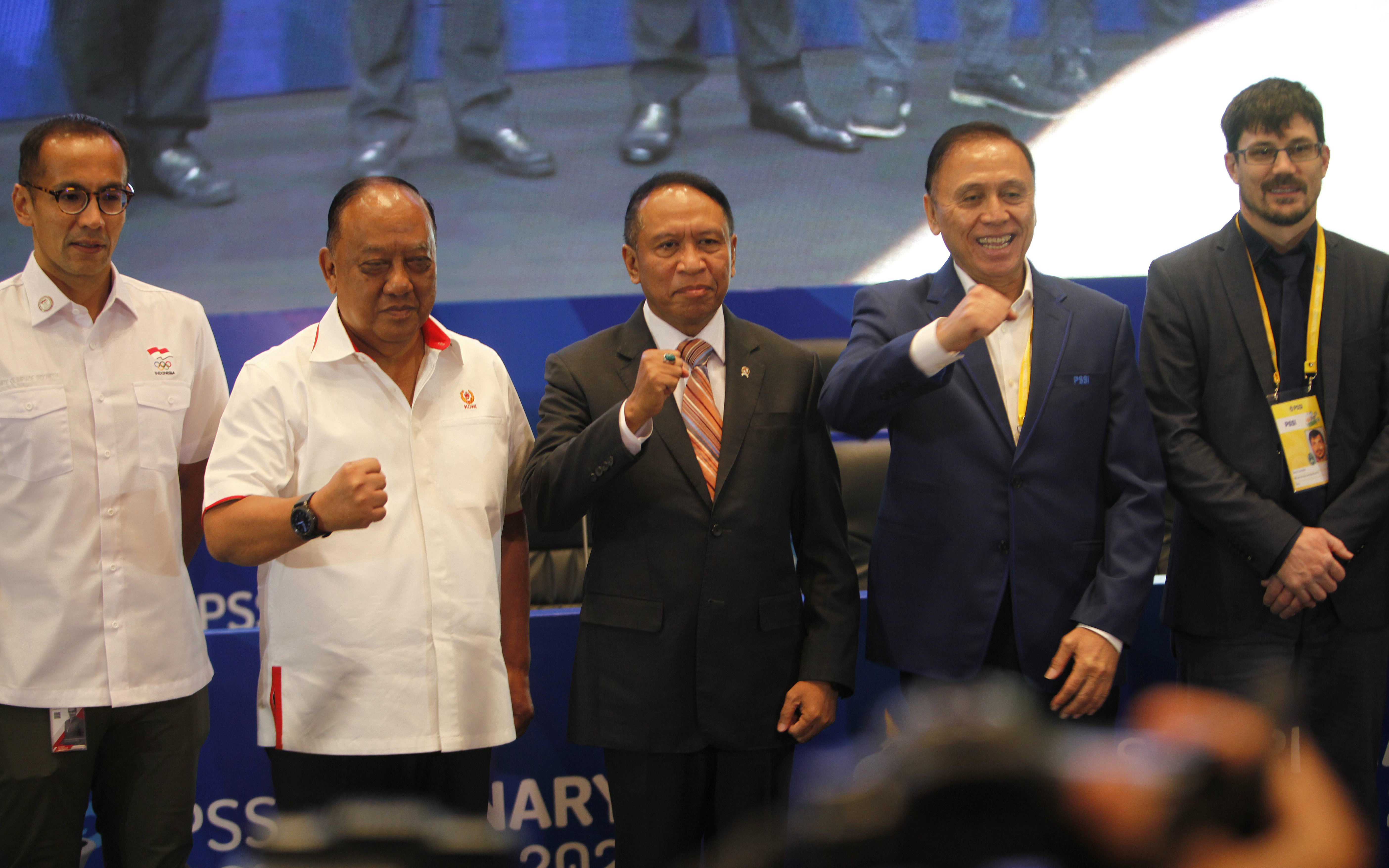 Menpora Zainuddin Amali (tengah) dan Ketum PSSI Mochammad Iriawan (kedua kanan) dalam rapat biasa PSSI di Hotel Sultan, Jakarta (5/1/2023).