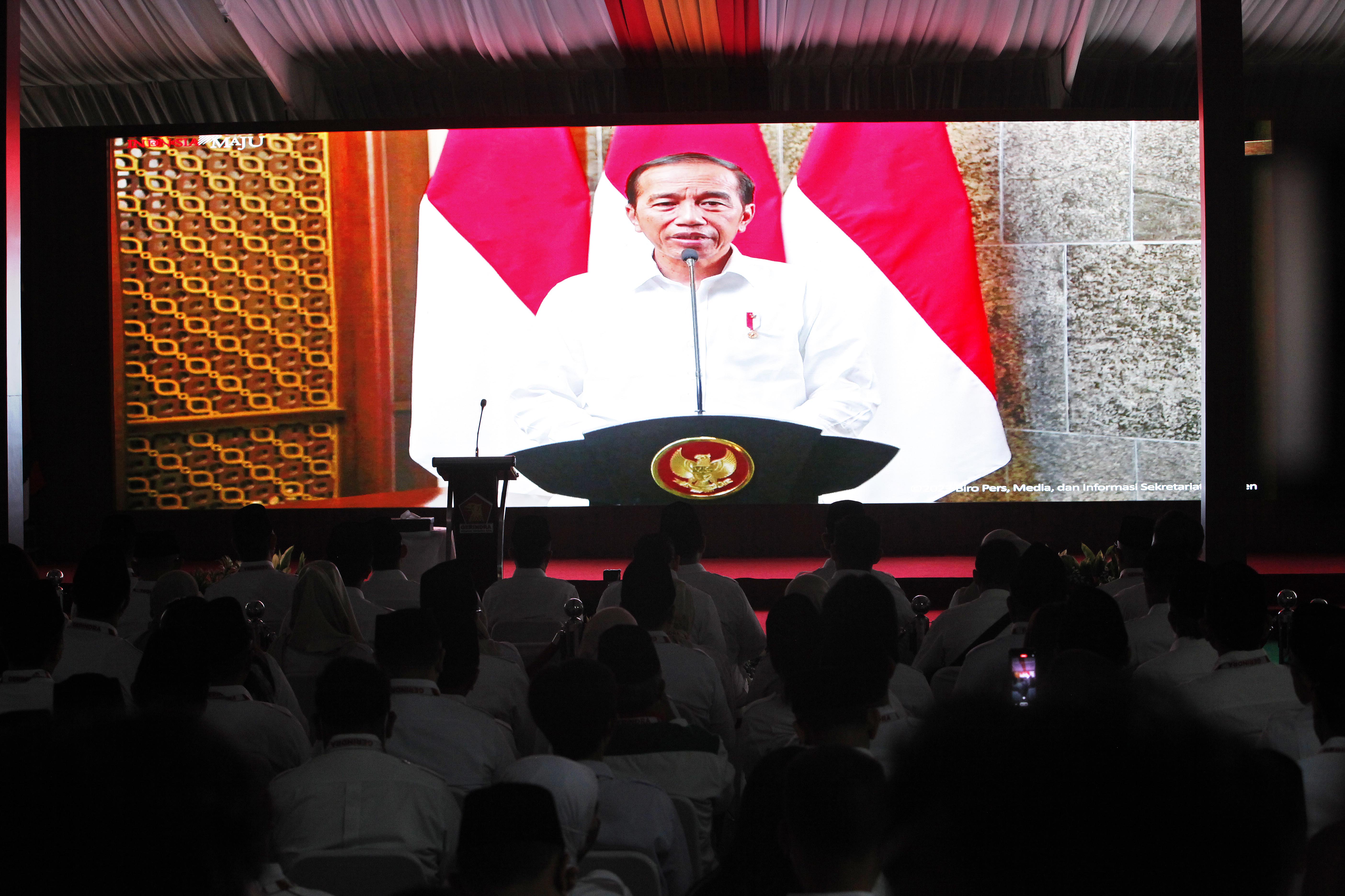 Presiden Joko Widodo menyampaikan ucapan dalam perayaan HUT Partai Gerindra di Kantor DPP Gerindra, Ragunan, Jakarta, Senin (6/2).
