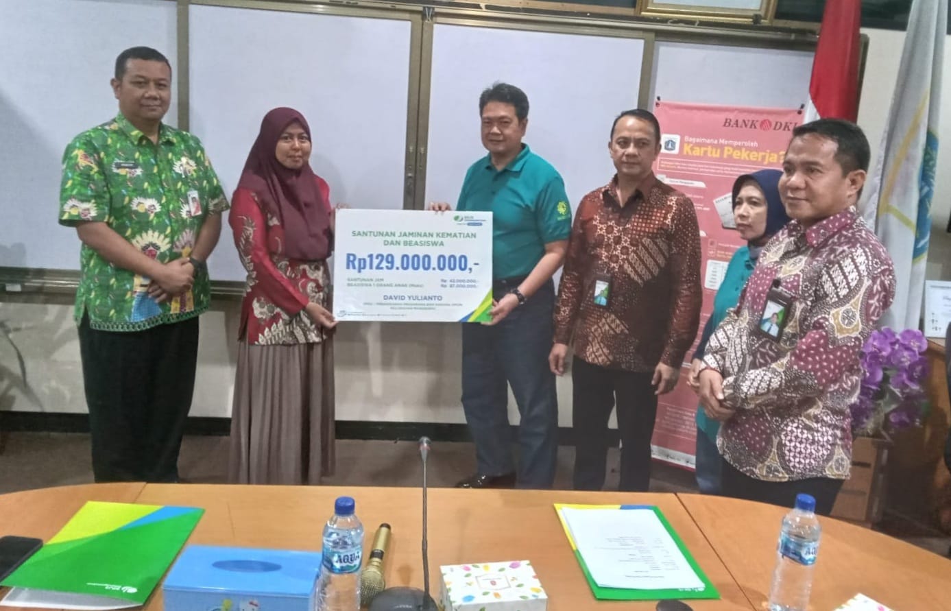 Acara penyerahan santunan program BPJamsostek kepada ahli waris dari almarhum David Yulianto, pekerja di Kelurahan Manggarai, Tebet, Jaksel.