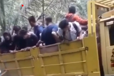 Para siswa menaiki truk sebelum kecelakaan.