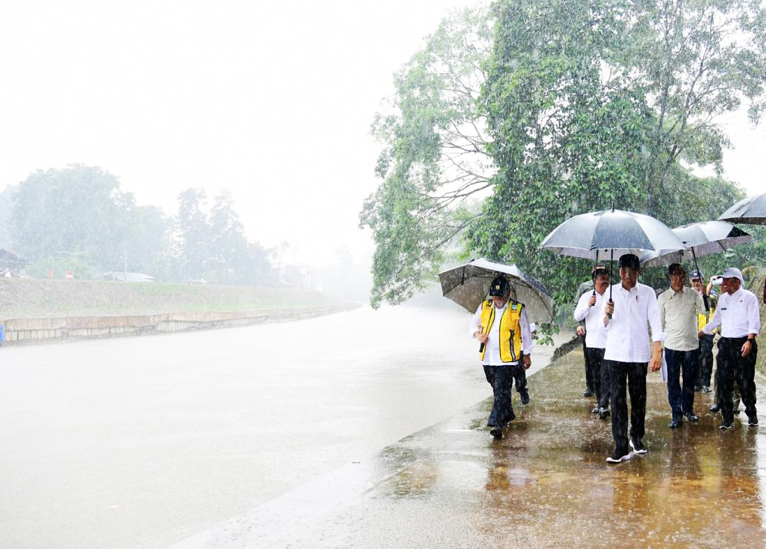 Presiden Jokowi (tengah) didampingi Menteri PUPR Basuki Hadimuljono (kiri) saat meninjau lokasi normalisasi bantaran Sungai Ciliwung, Minggu