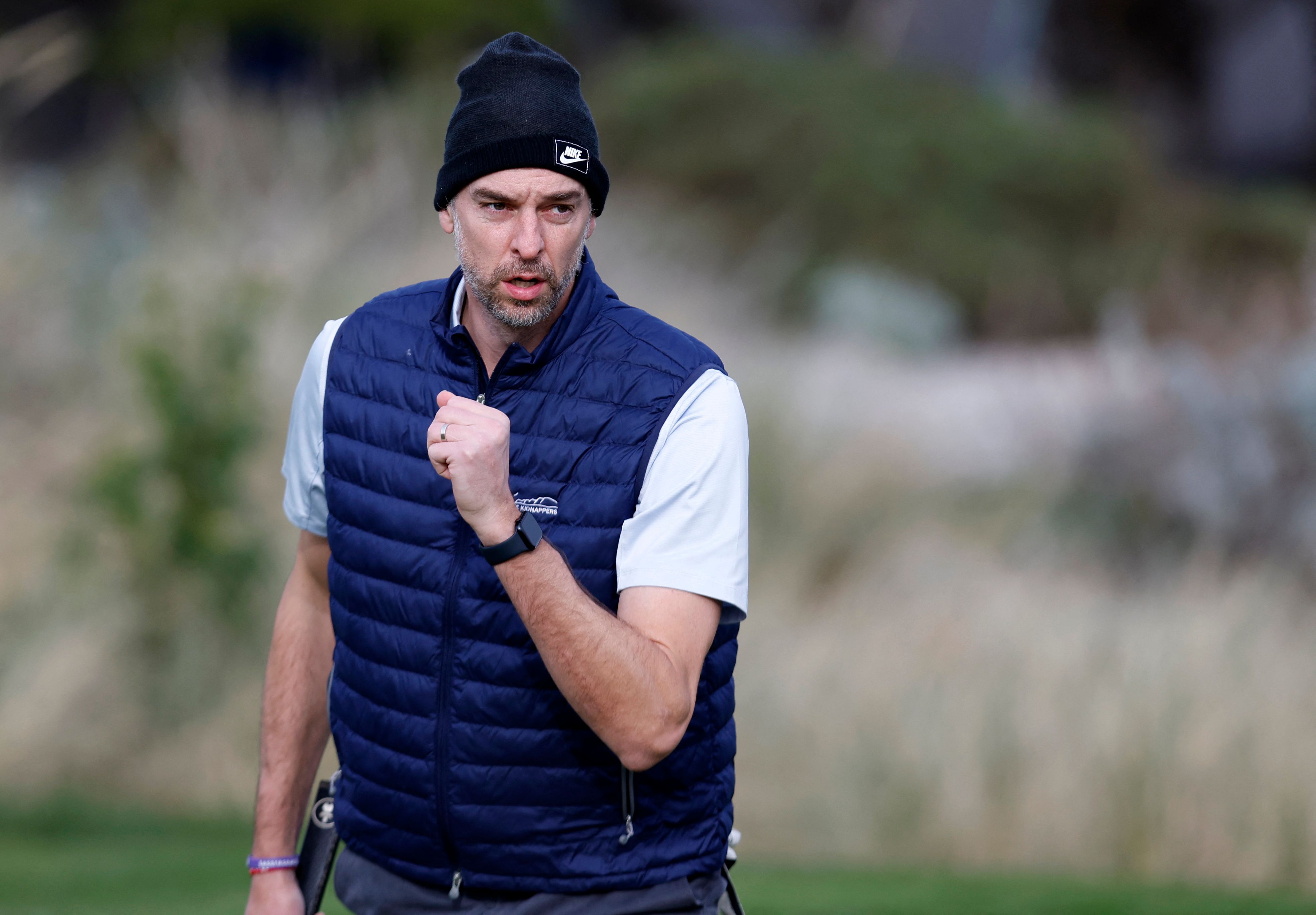 Legenda bola basket asal Spanyol Pau Gasol bermain golf di masa pensiunnya sebagai pebasket profesional.