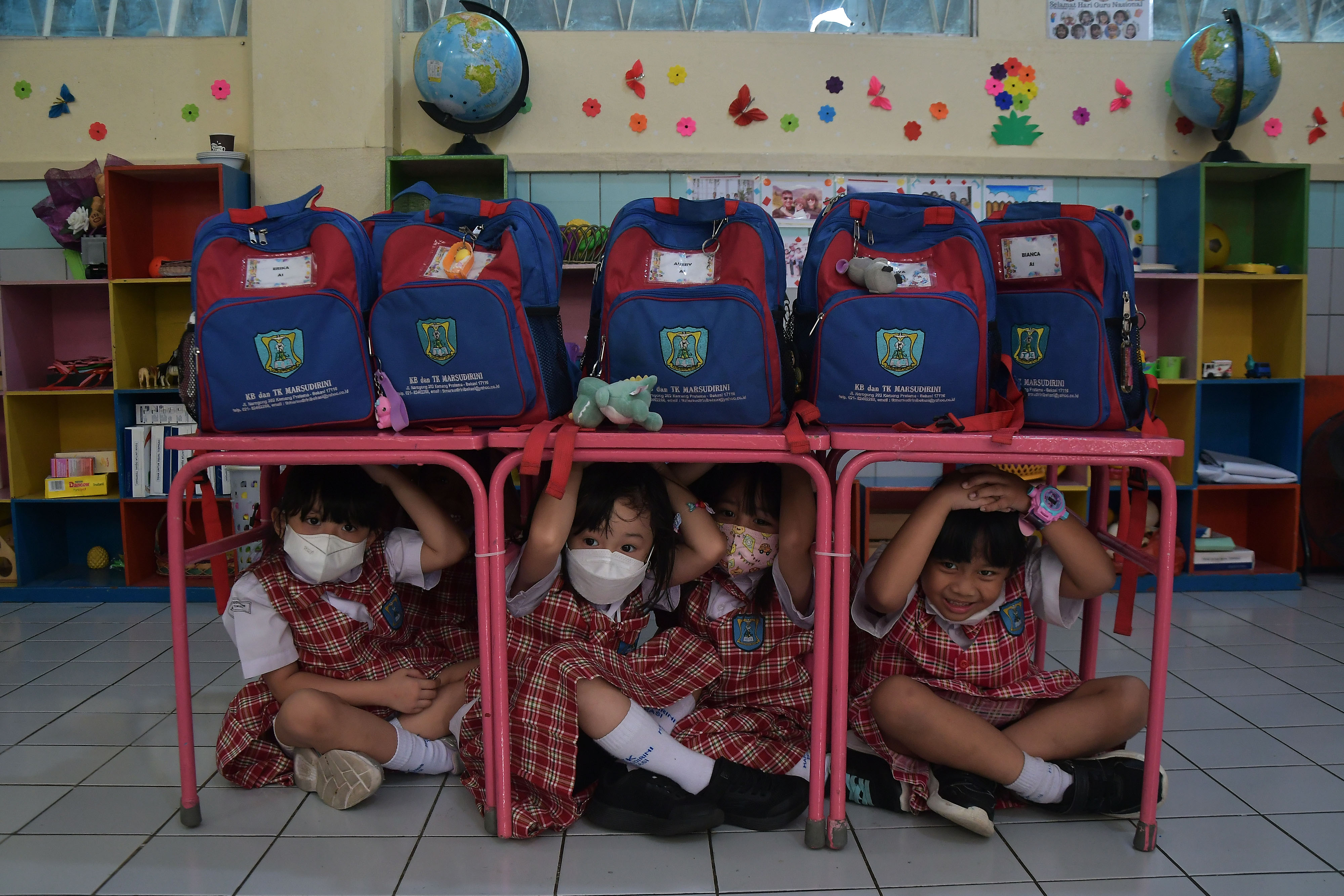 Sejumlah murid TK Marsudirini berlindung di bawah meja saat mengikuti Pelatihan Kesiapsiagaan Bencana gempa bumi