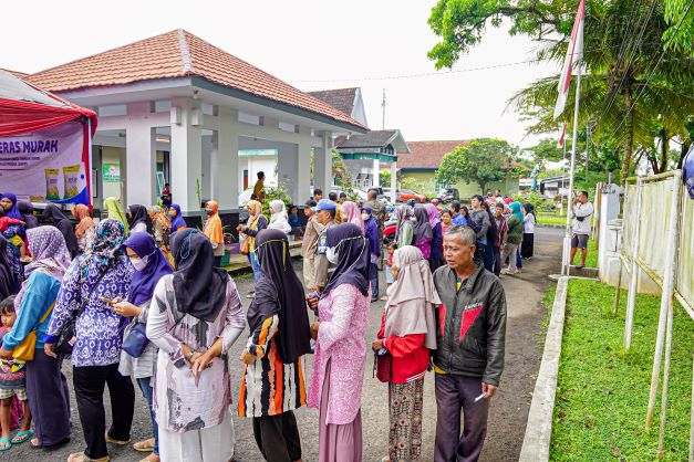 Warga Ciamis Antusias Antre Beli Beras di Operasi Pasar 