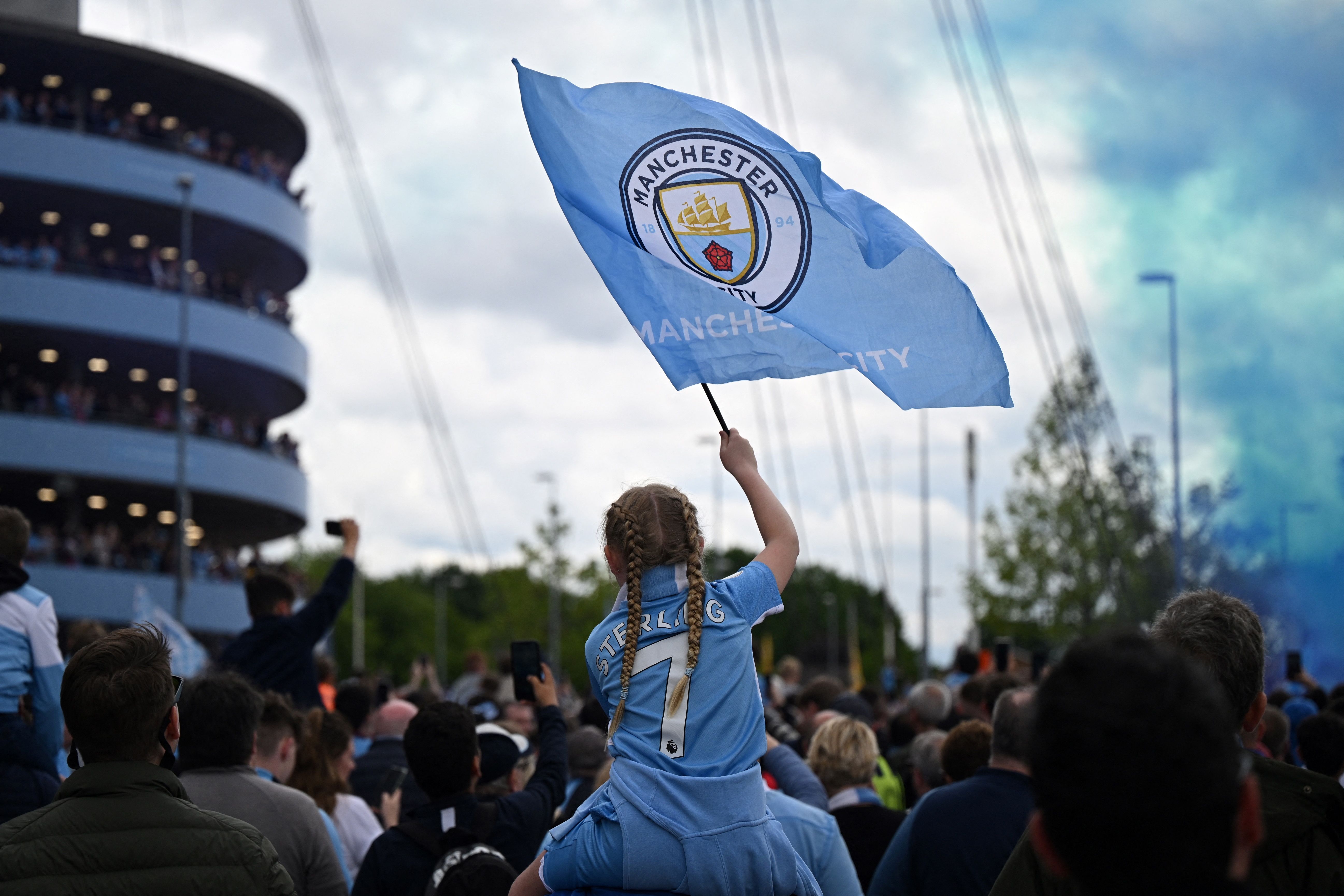 Suporter cilik Manchester City mengibarkan bendera klub di luar Stadion Etihad, Manchester.