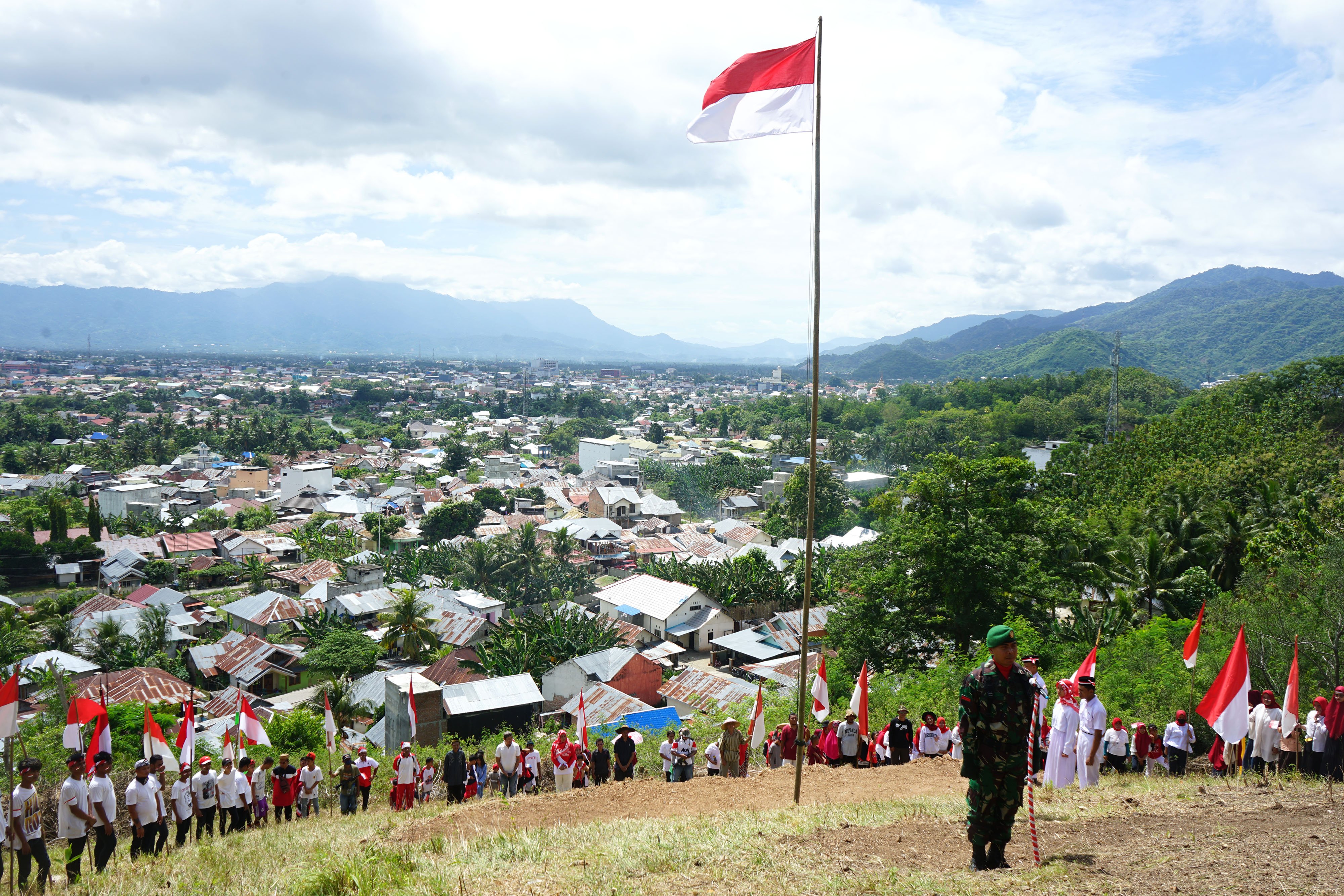 Ilustrasi Upacara bendera merupakan suata cara menumbuhkan sikap patriotisme