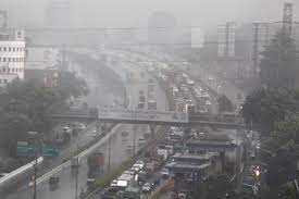 Kendaraan berjalan perlahan akibat hujan disertai angin kencang melanda kawasan Jakarta, beberapa waktu lalu. 