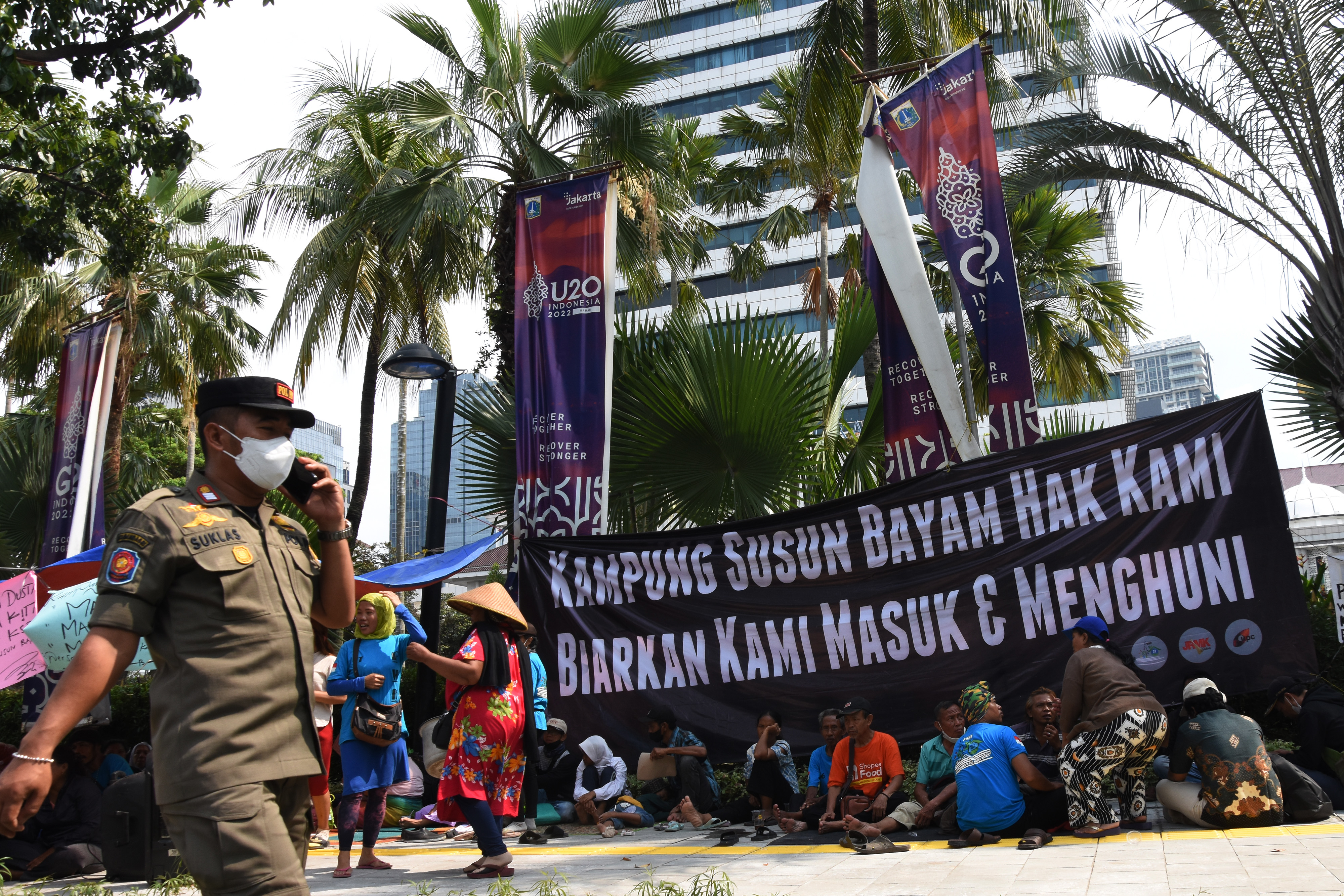 Demo warga penggusuran Kampung Bayam yang menuntut bisa segera menghuni rusun Kampung Susun Bayam.