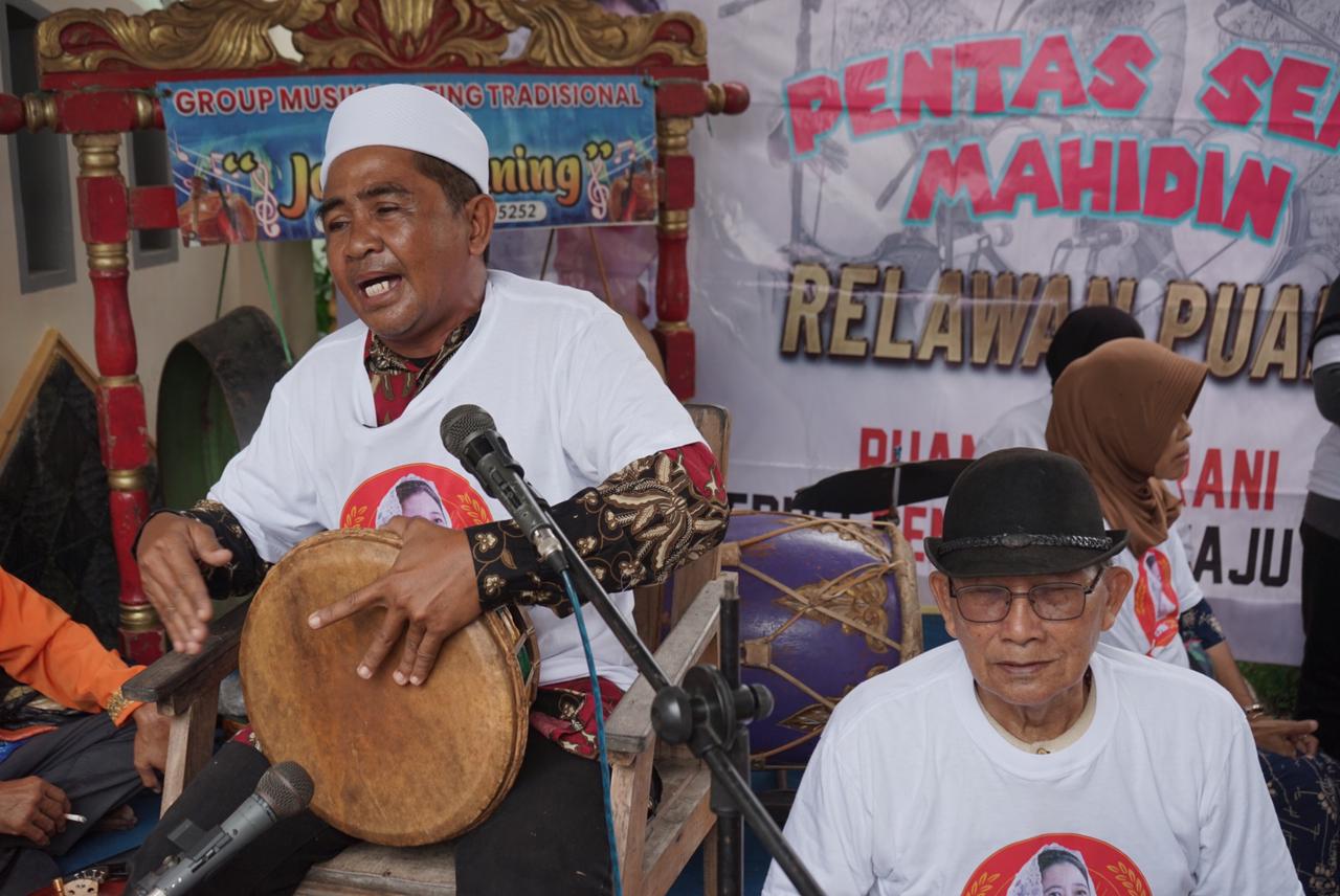 Dukungan untuk Puan Maharani di Kalsel agar maju di pilpres 2024 dengan cara menggelar pentas seni mahidin.