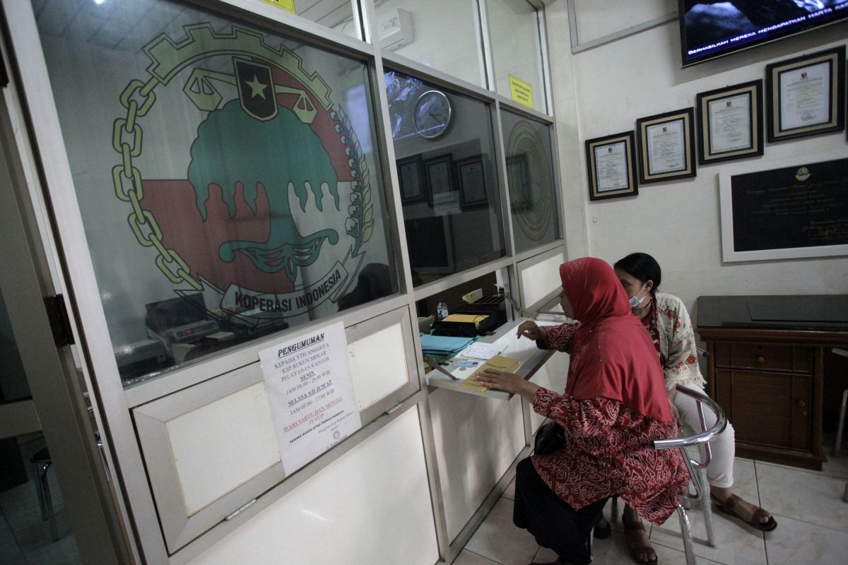 Ilustrasi suasana pelayanan di Koperasi Simpan Pinjam.