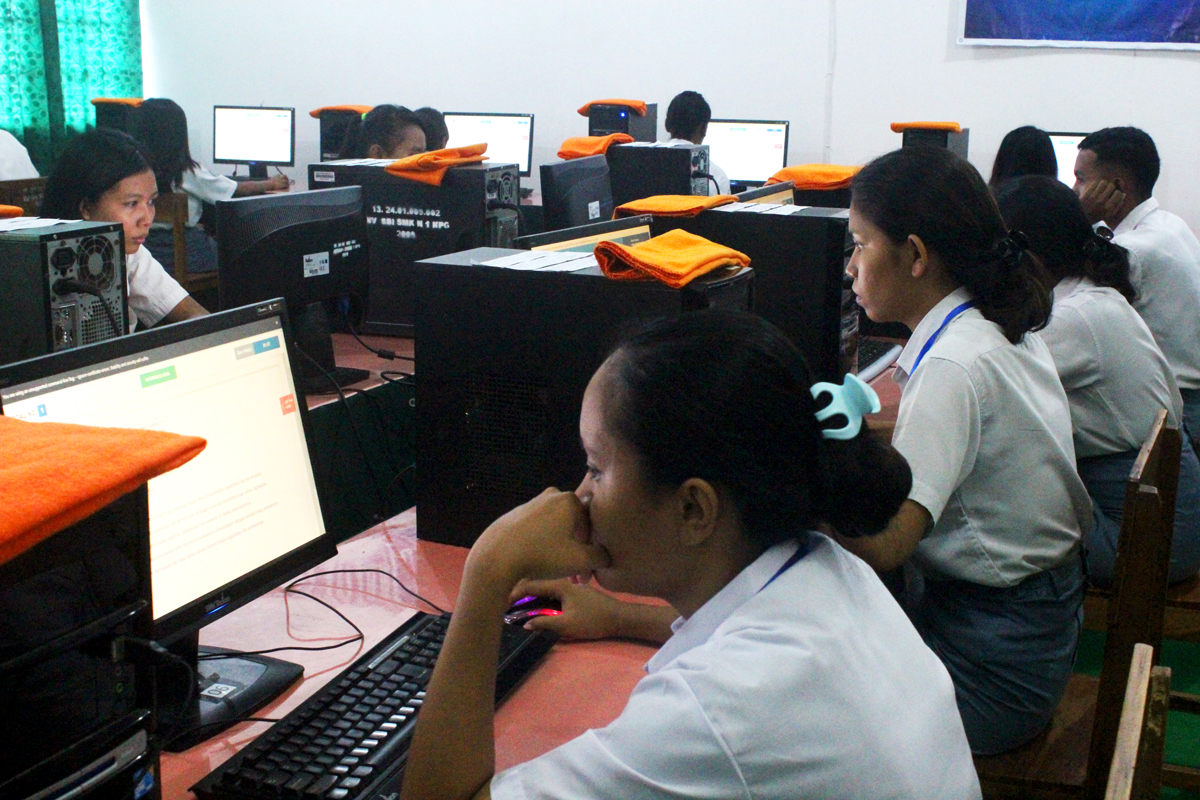 Siswa SMK Negeri 1 Kupang, Nusa Tenggara Timur, saat mengikuti ujian nasional berbasis komputer (UNBK).