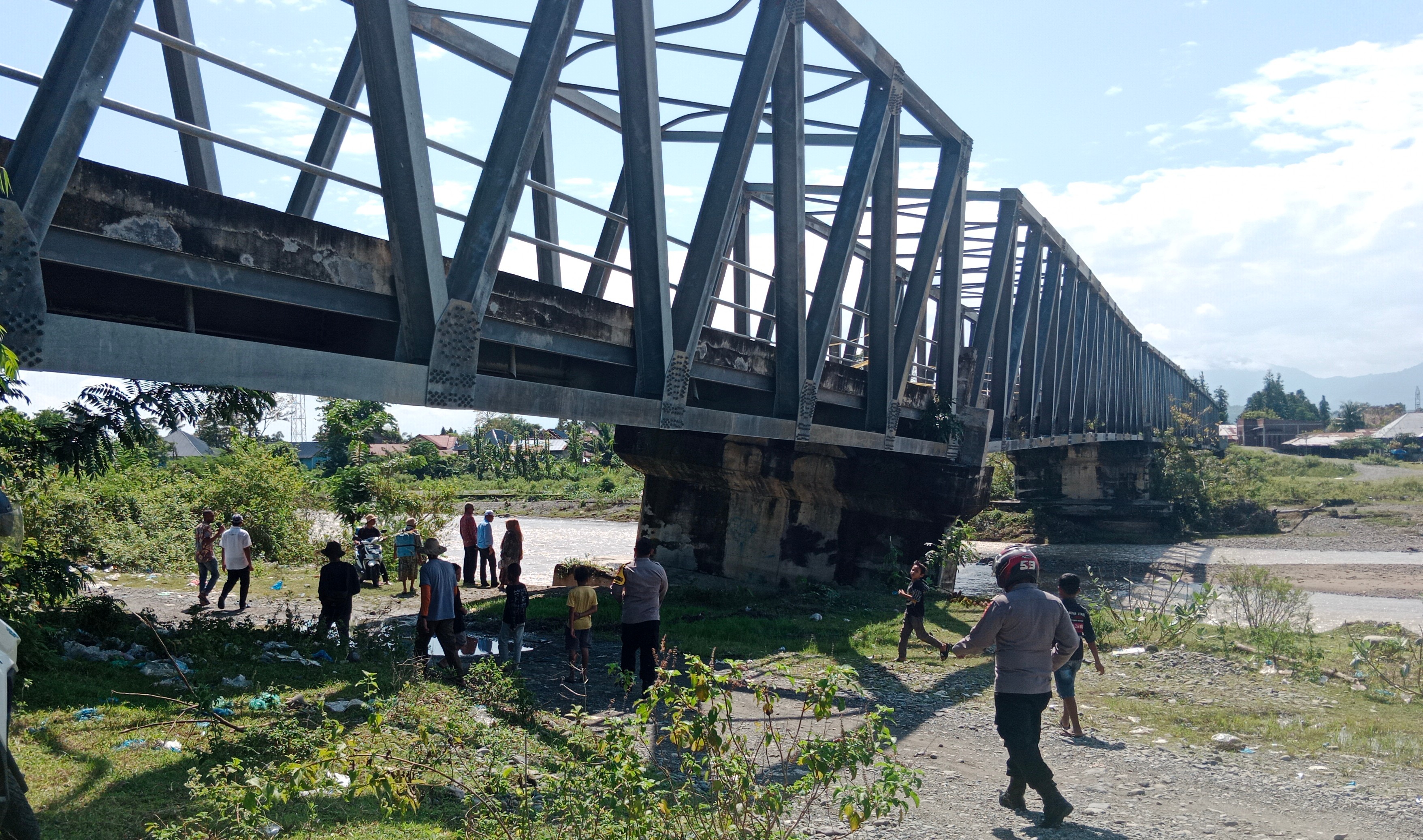 Jembatan rangka baja sepanjang 180 meter di Pidie miring karena diterjang arus sungai, Sabtu (18/2).