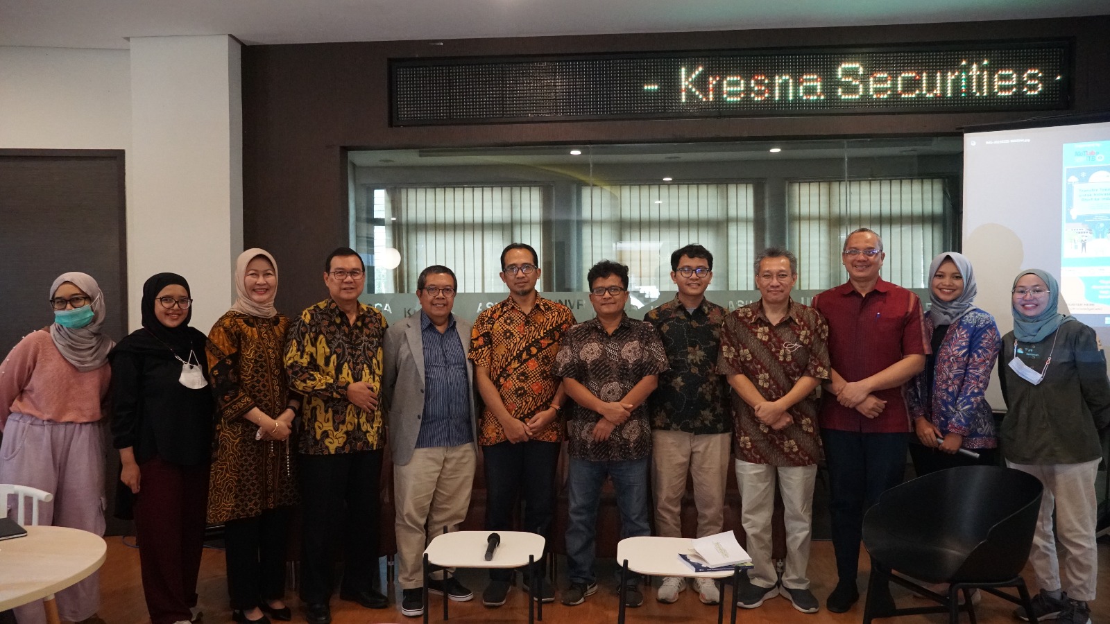 Para peneliti dan staf pengajar SBM-ITB setelah menggelar bedah buku