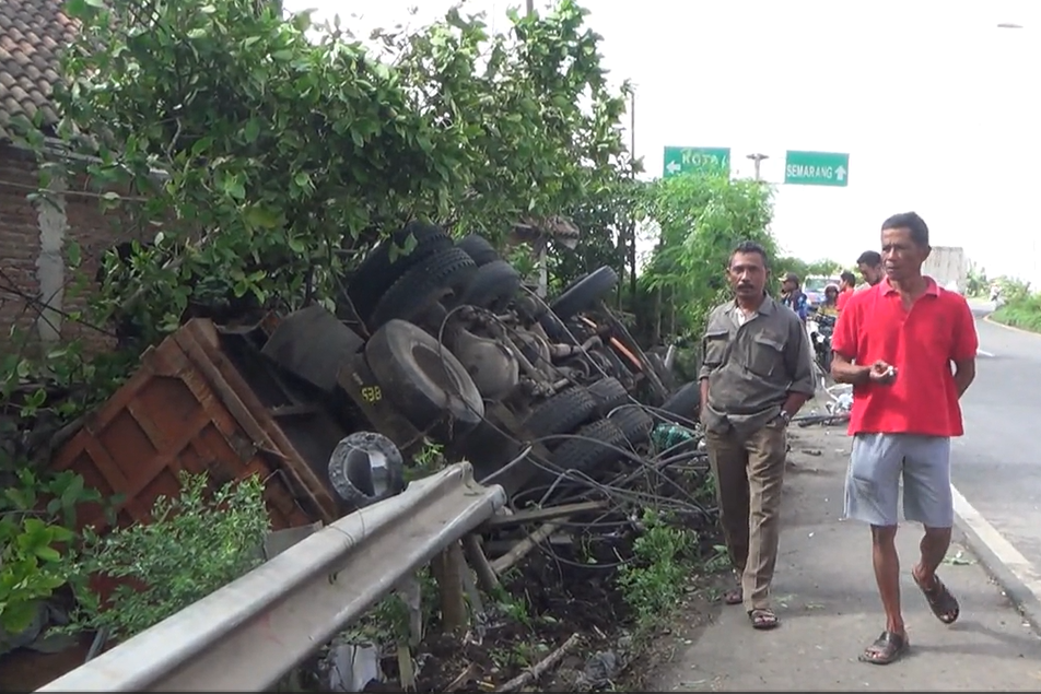 Truk yang terguling.