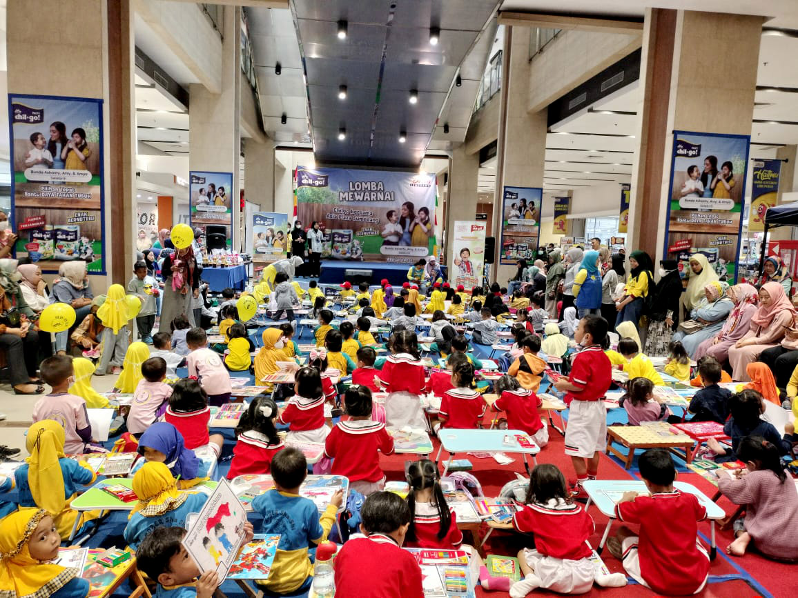 Anak-anak ikut lomba menggambar diselenggarakan oleh Morinaga Chil*Go! Kalbe Nutritionals dalam kampanye mencegah stunting.