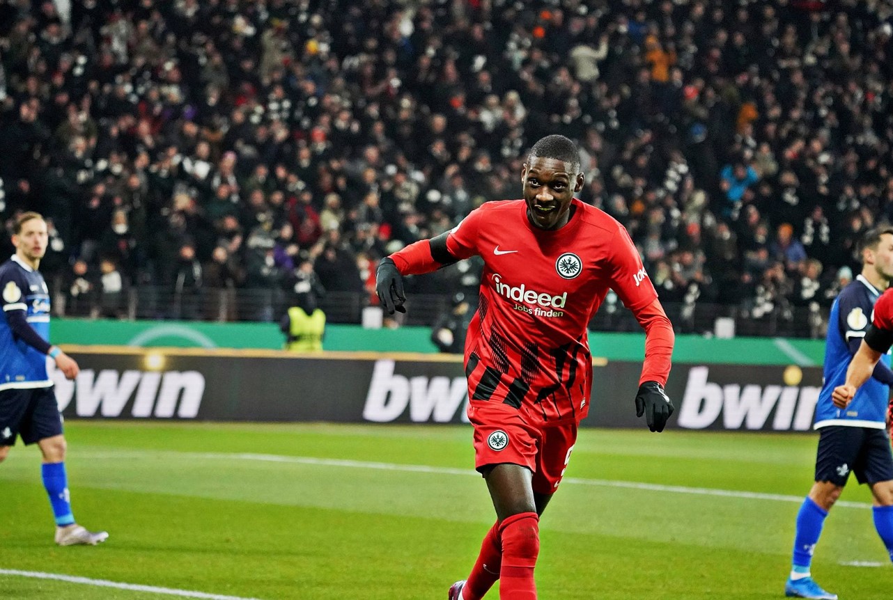 Penyerang Eintracht Frankfurt Randal Kolo Muani melakukan selebrasi usai mencetak gol ke gawang Darmstadt di laga DFB Pokal.