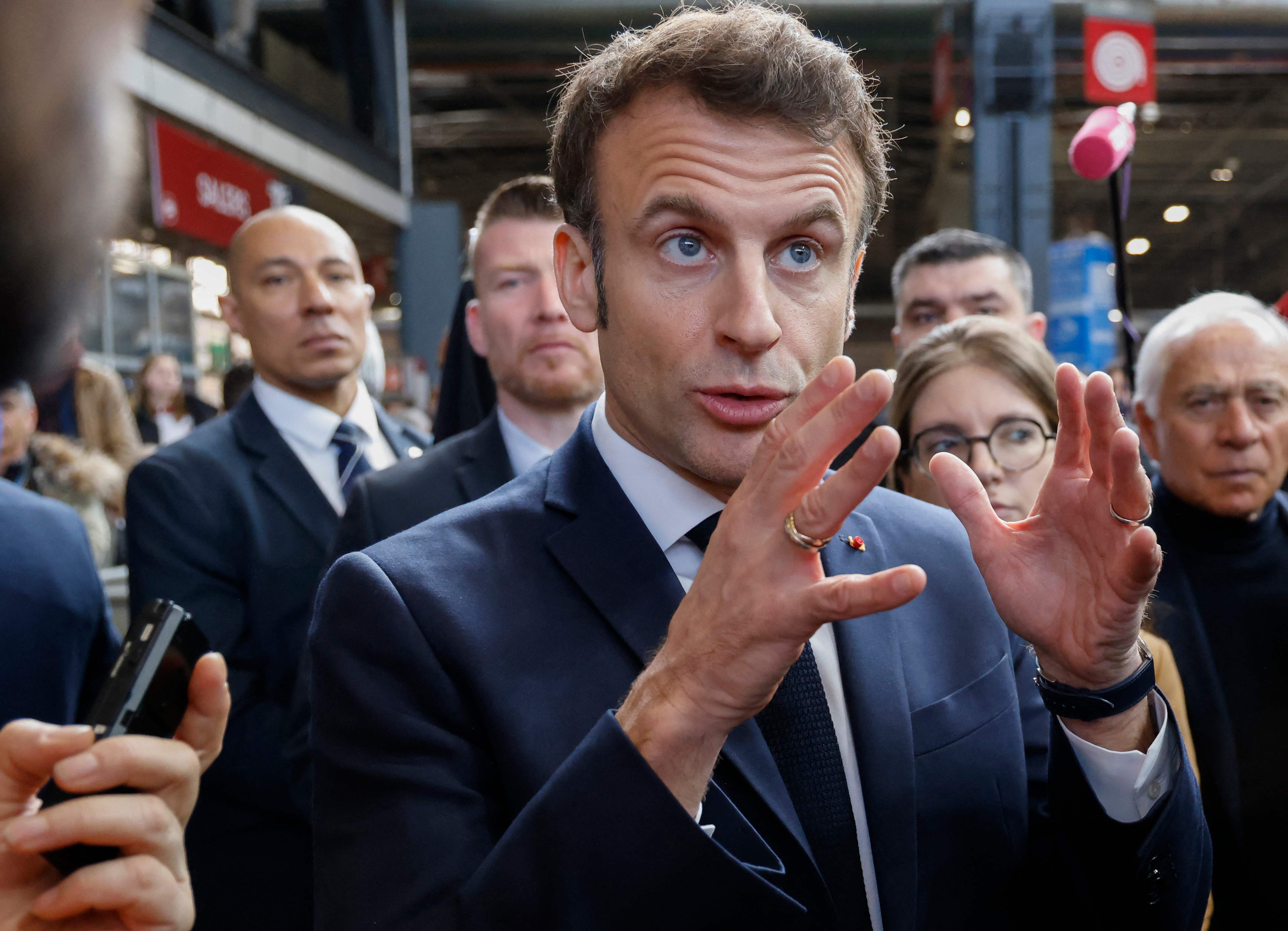 Presiden Prancis Emmanuel Macron saat menjawab pertanyaan awak media.