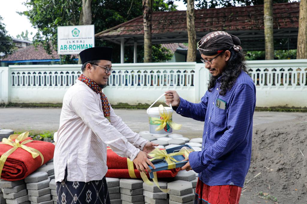 Jaringan Gus-Gus Nusantara (GGN) Jawa Timur menyerahkan material bangunan guna merevitalisasi beberapa fasilitas di Ponpes Ar-Rohman Tegalre
