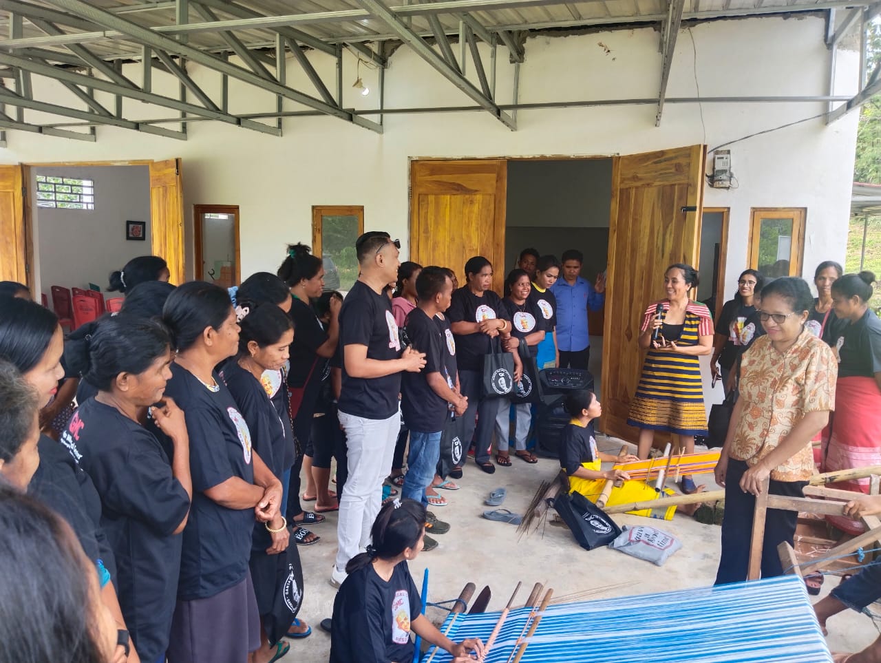 GMC NTT membagikan bahan membuat tenun di Desa Weelonda, Kecamatan Kota Tambolaka, Kabupaten Sumba Barat Daya, Minggu (12/2/2023)