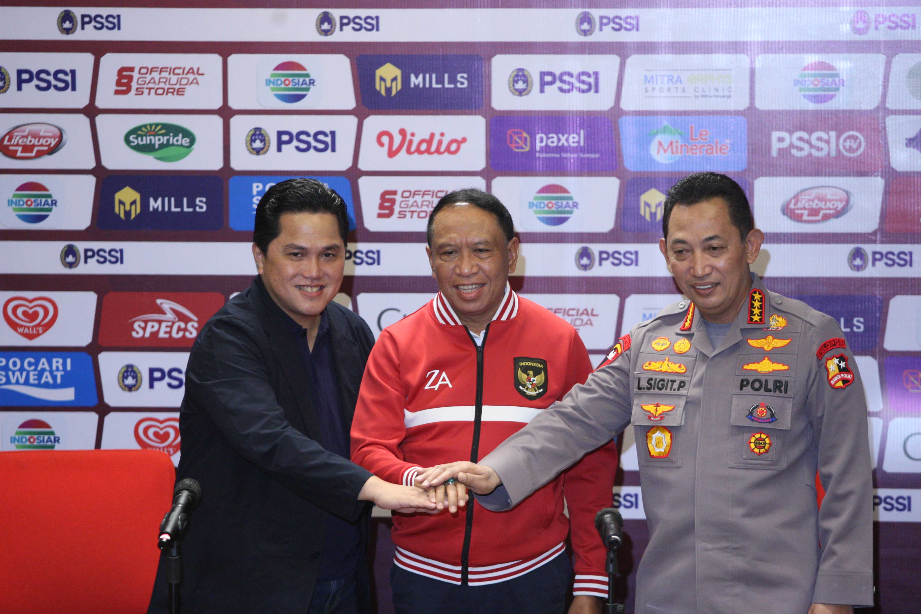 Ketua Umum PSSI Erick Thohir (kiri), Kapolri Listyo Sigit Prabowo (kanan), dan Menpora Zainuddin Amali berfoto bersama.
