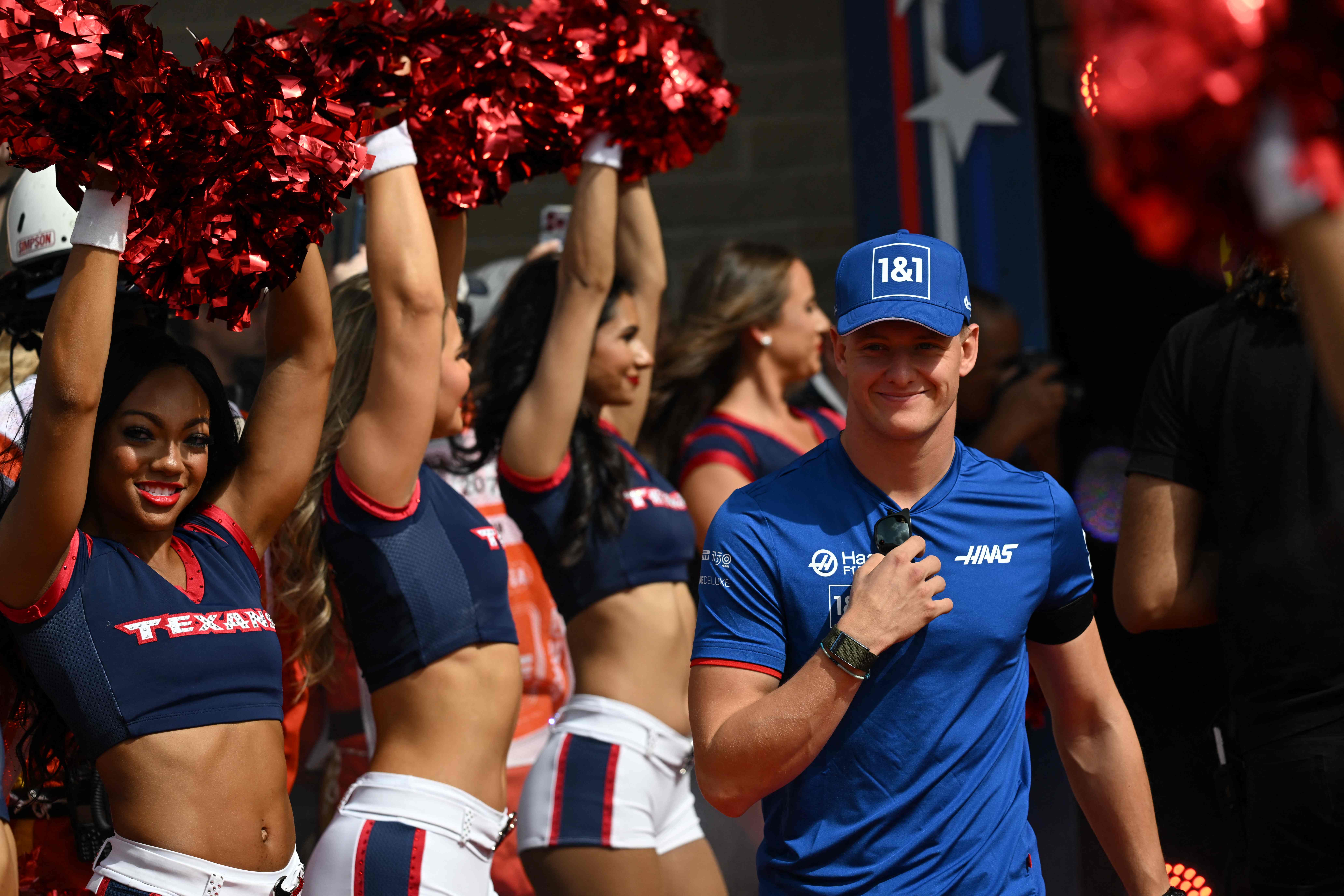 Pembalap cadangan Tim Mercedes Mick Schumacher saat parade para pembalap di GP Amerika Serikat musim lalu.