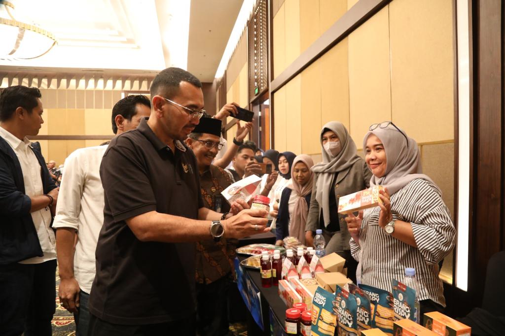 Melalui Program BUMN, Erick Tingkatkan Kesejahteraan Keluarga Pekerja di Banyuwangi