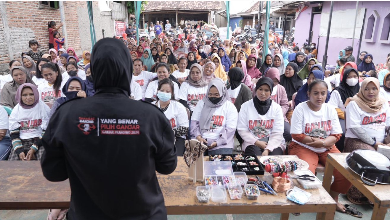 Pelatihan pembuatan aksesoris manik-manik oleh Sahabat Ganjar di Karawang