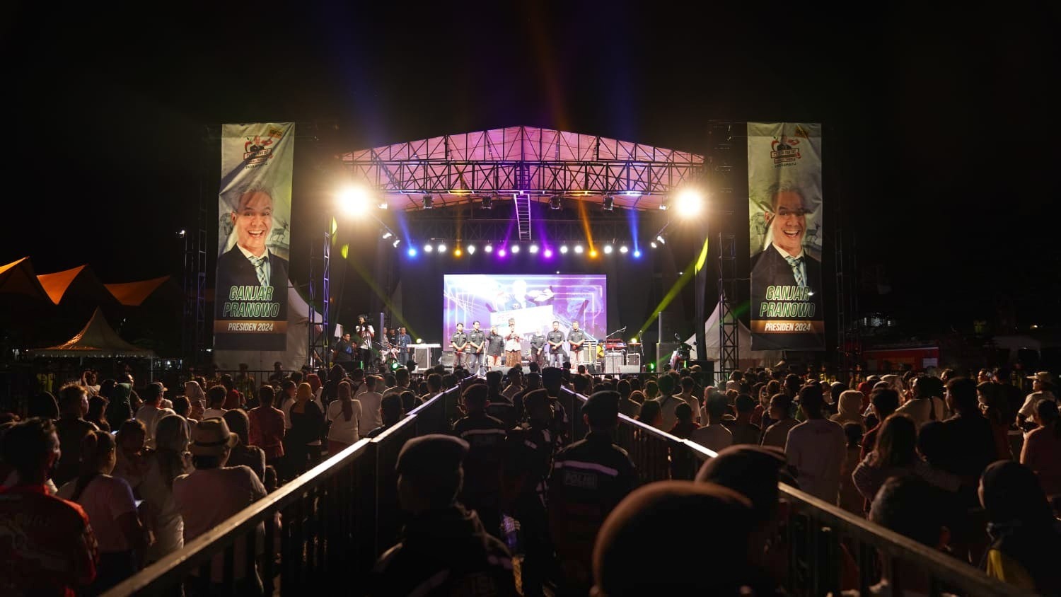  Konser “Pesta Rakyat Ganjar Pranowo #3” yang berlangsung di Kabupaten Indramayu, Jawa Barat, pada Sabtu (11/2).