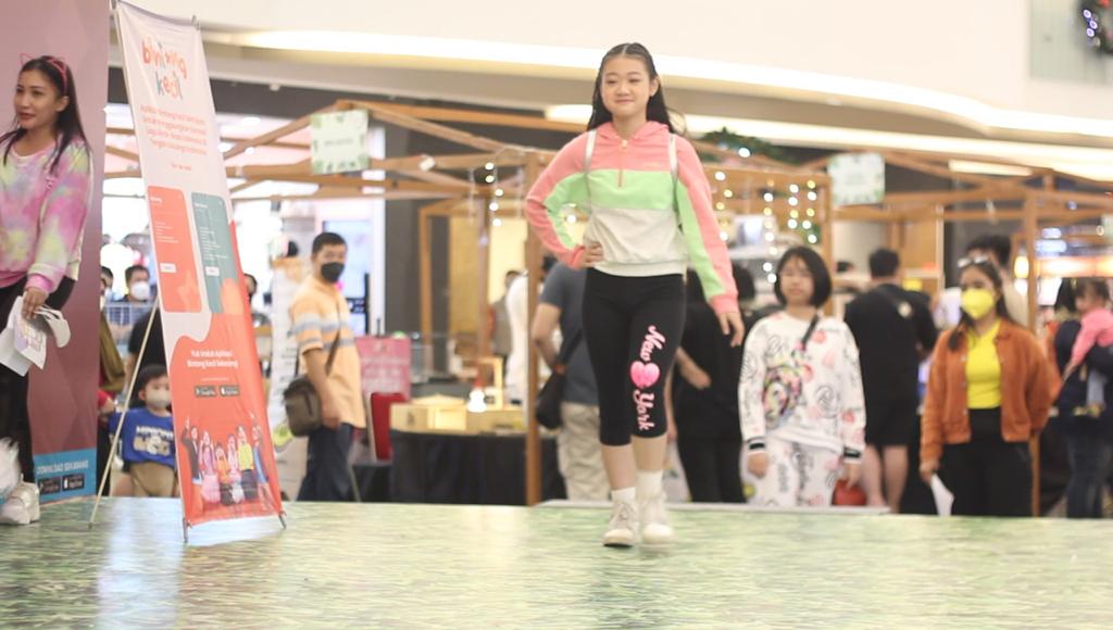 Peserta didik Bintang Kecil menunjukkan talenta di atas panggung peragaan busana.