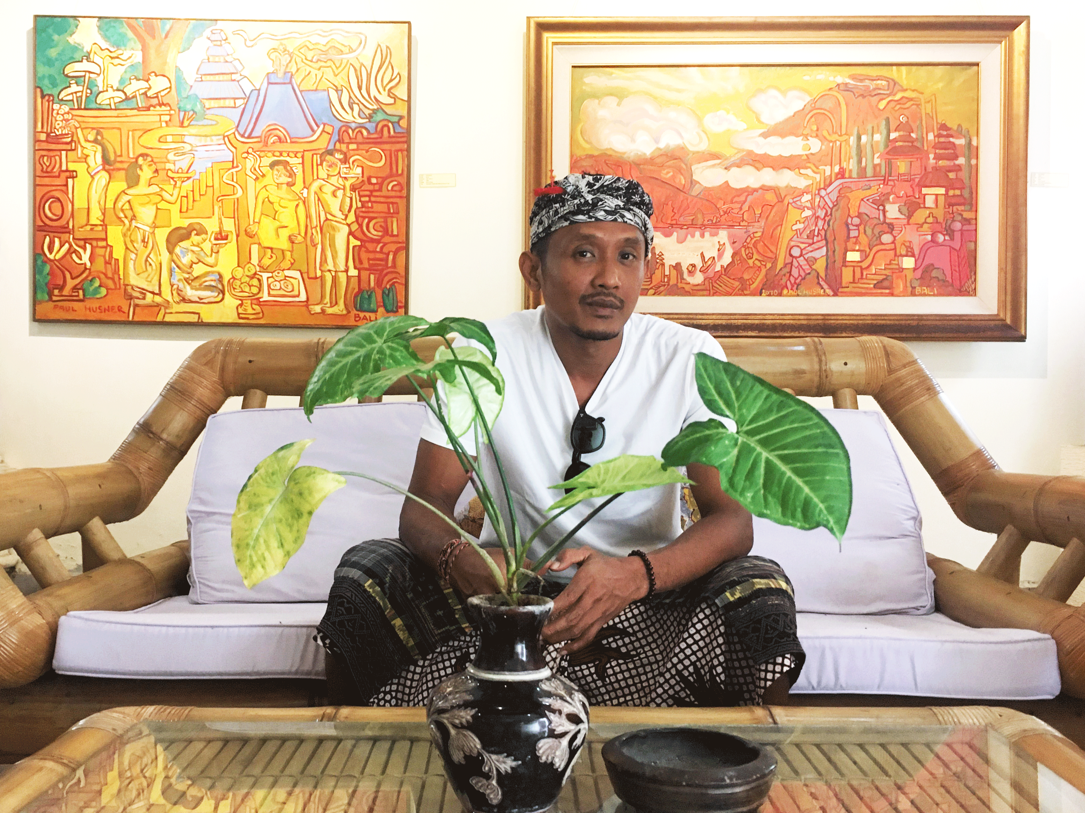 KURATOR: Pekerja seni Agung Yudi berpose di Agung Rai Fine Art Gallery, Ubud, Bali, Senin (13/2).