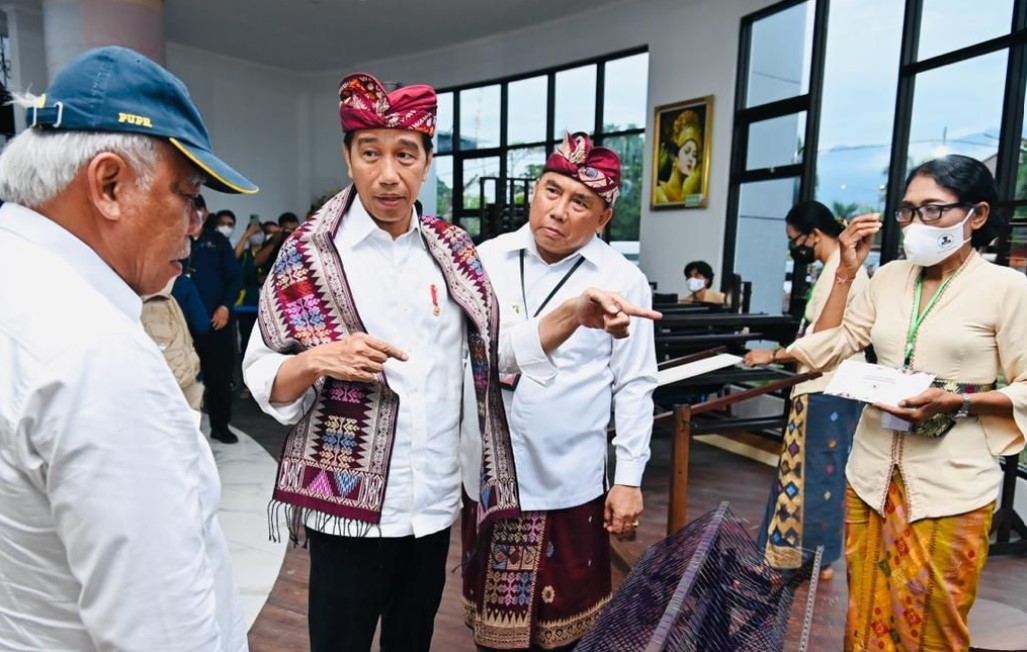Presiden Joko Widodo saat mengunjungi Sentra Tenun Jembrana, Bali, Kamis (2/2).