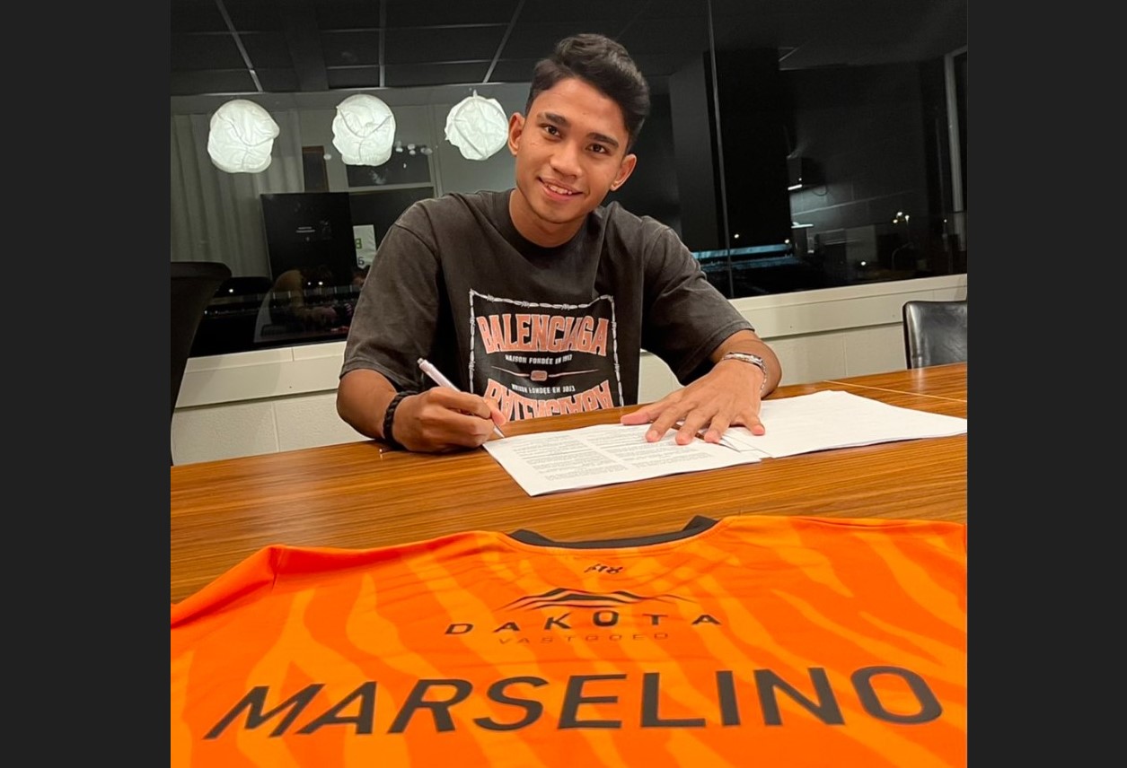 Marselino Ferdinan saat menandatangani kontrak bersama klub Divisi II Belgia KMSK Deinze