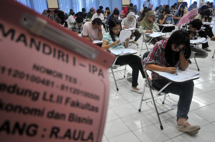 Calon mahasiswa sedang mengikuti ujian melalui jalur mandiri di perguruan tinggi negeri