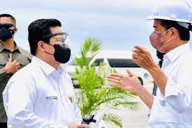 Presiden Joko Widodo (kanan) dan Menteri BUMN Erick Thohir