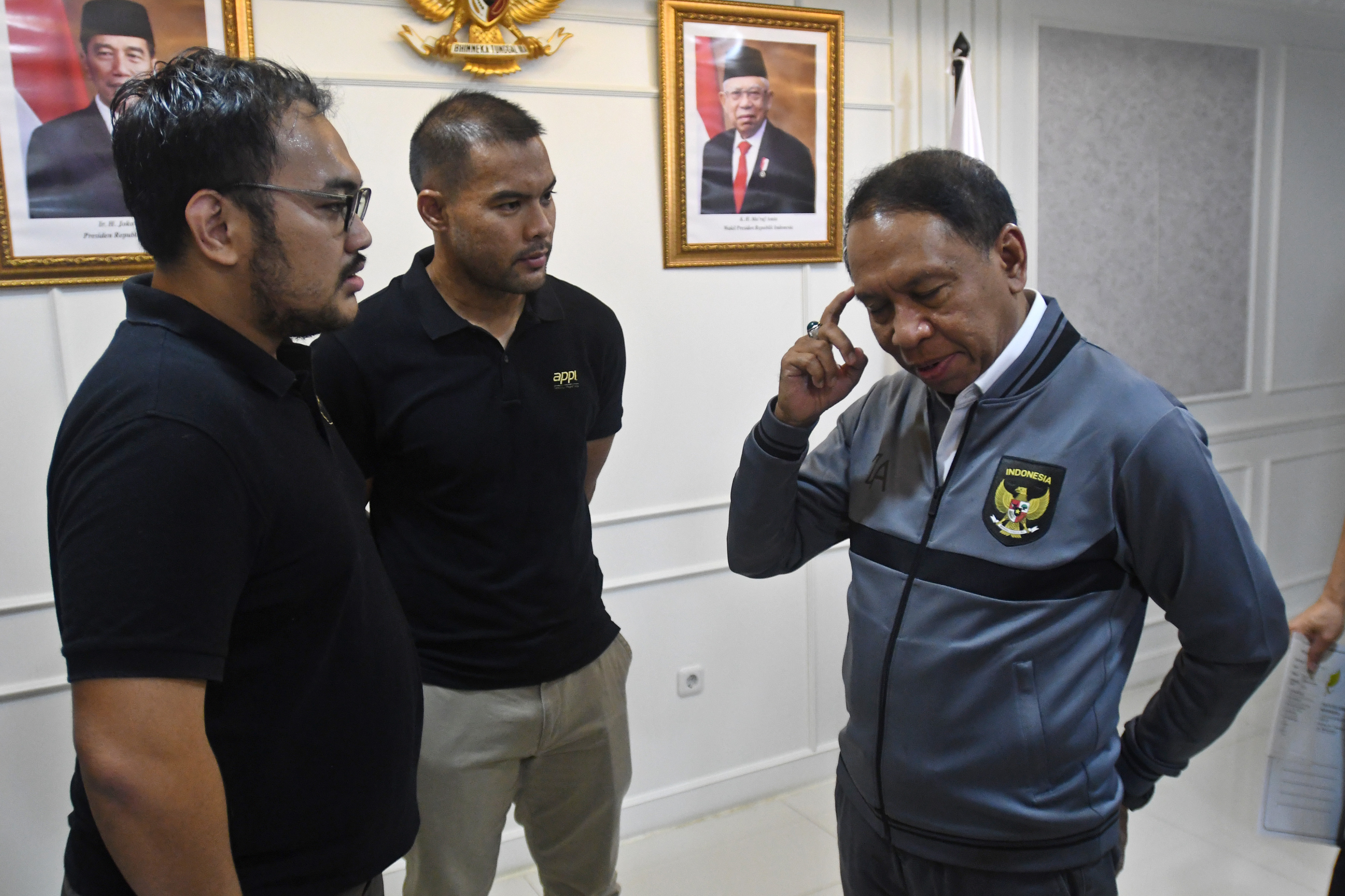 Menteri Pemuda dan Olahraga Zainuddin Amali tengah berdialog dengan pemangku kepentingan sepak bola Tanah Air