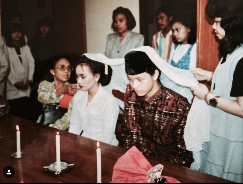 Prosesi pernikahan pasangan selebritas Armand Maulana dan Dewi Gita yang hanya digelar di KUA.