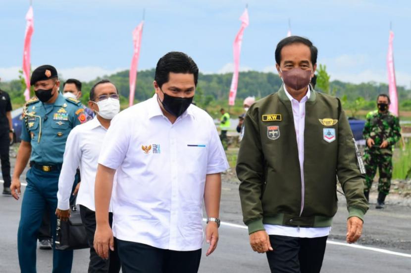 Presiden Joko Widodo (kanan) bersama Menteri BUMN Erick Thohir