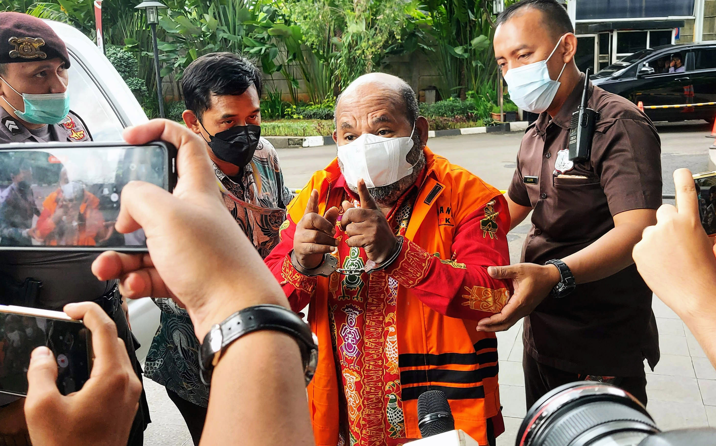 Gubernur nonaktif Papua Lukas Enembe (tengah)