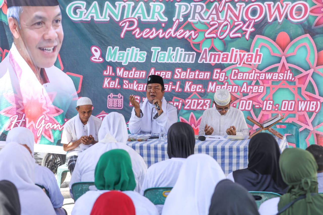 Kelompok relawan Tuan Guru Sahabat Ganjar memberikan bantuan ke majelis taklim di medan