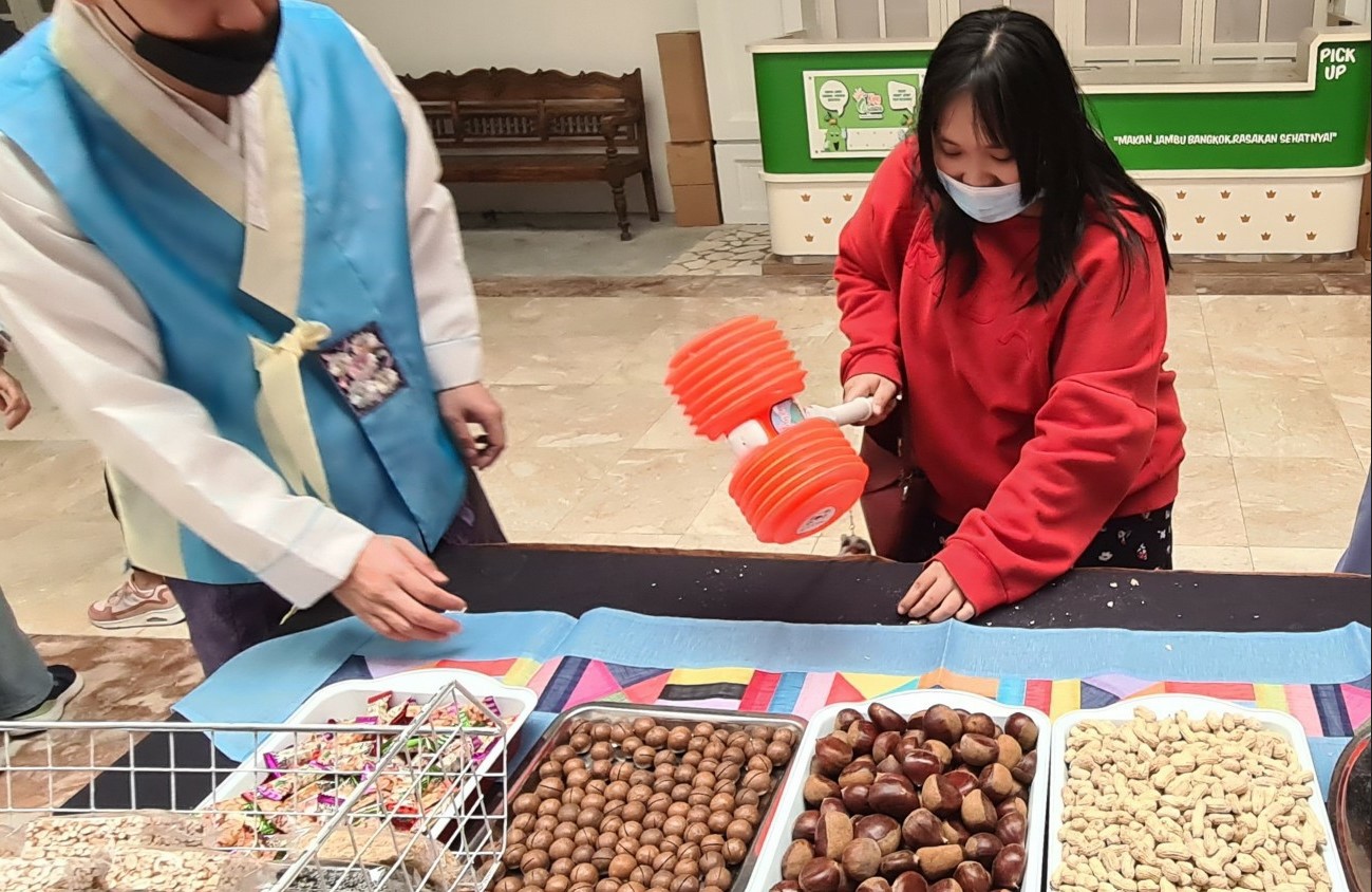 Salah satu kegiatan dalam acara perayaan Jeongwol Daeboreum di Bandung, yang diadakan oleh KCCI.