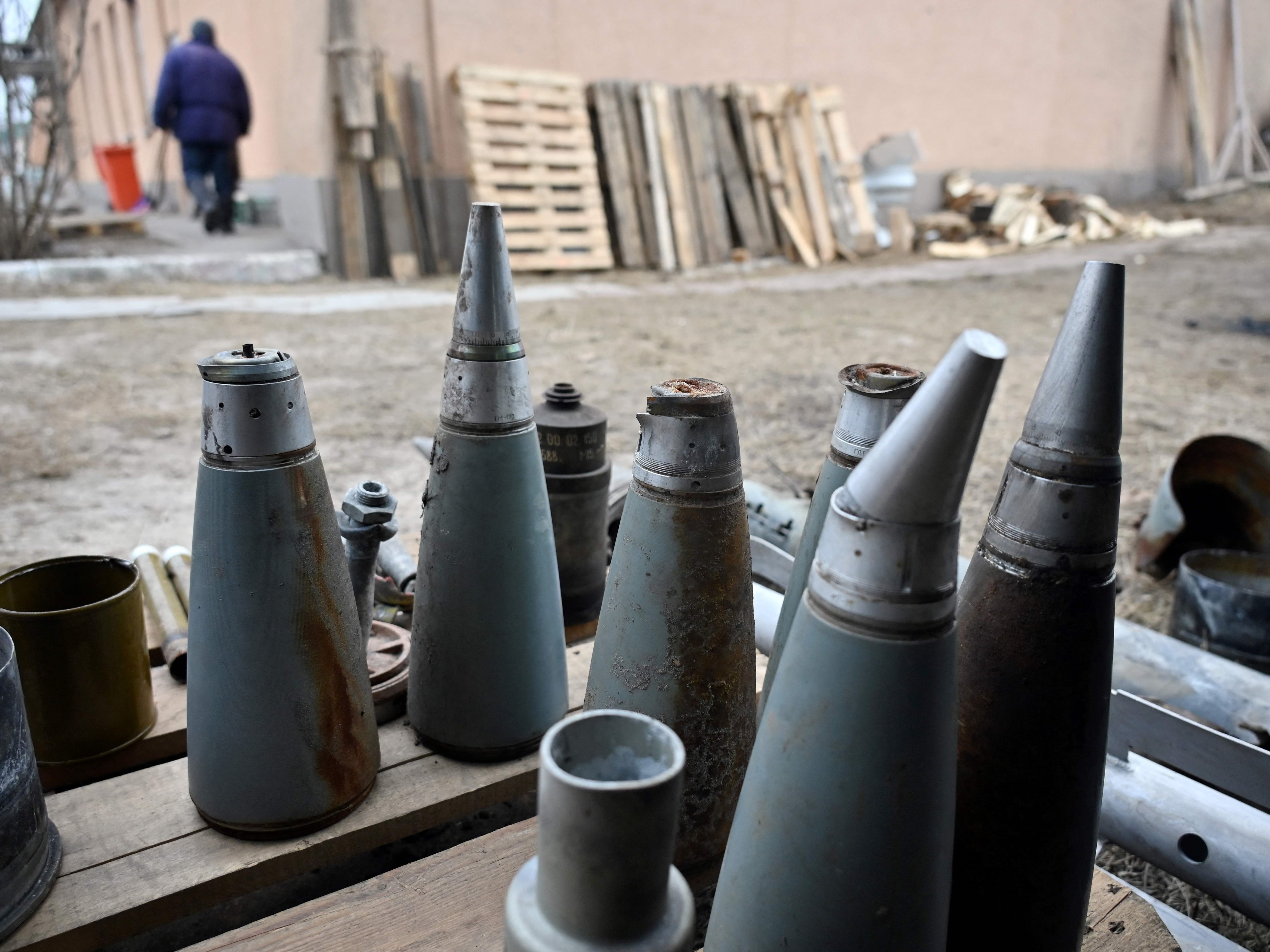 Berbagai jenis selongsong amunisi saat penduduk setempat mengumpulkan sisa-sisa amunisi di desa Tsirkuny, Kharkiv, 31 Januari 2023.