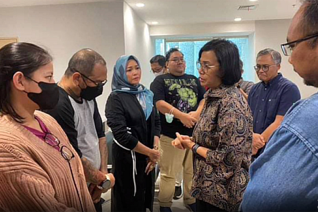 Menkeu Sri Mulyani bertemu dengan orangtua korban penganiayaan anak pejabat pajak di RS Mayapada, Jakarta, Minggu (26/2).