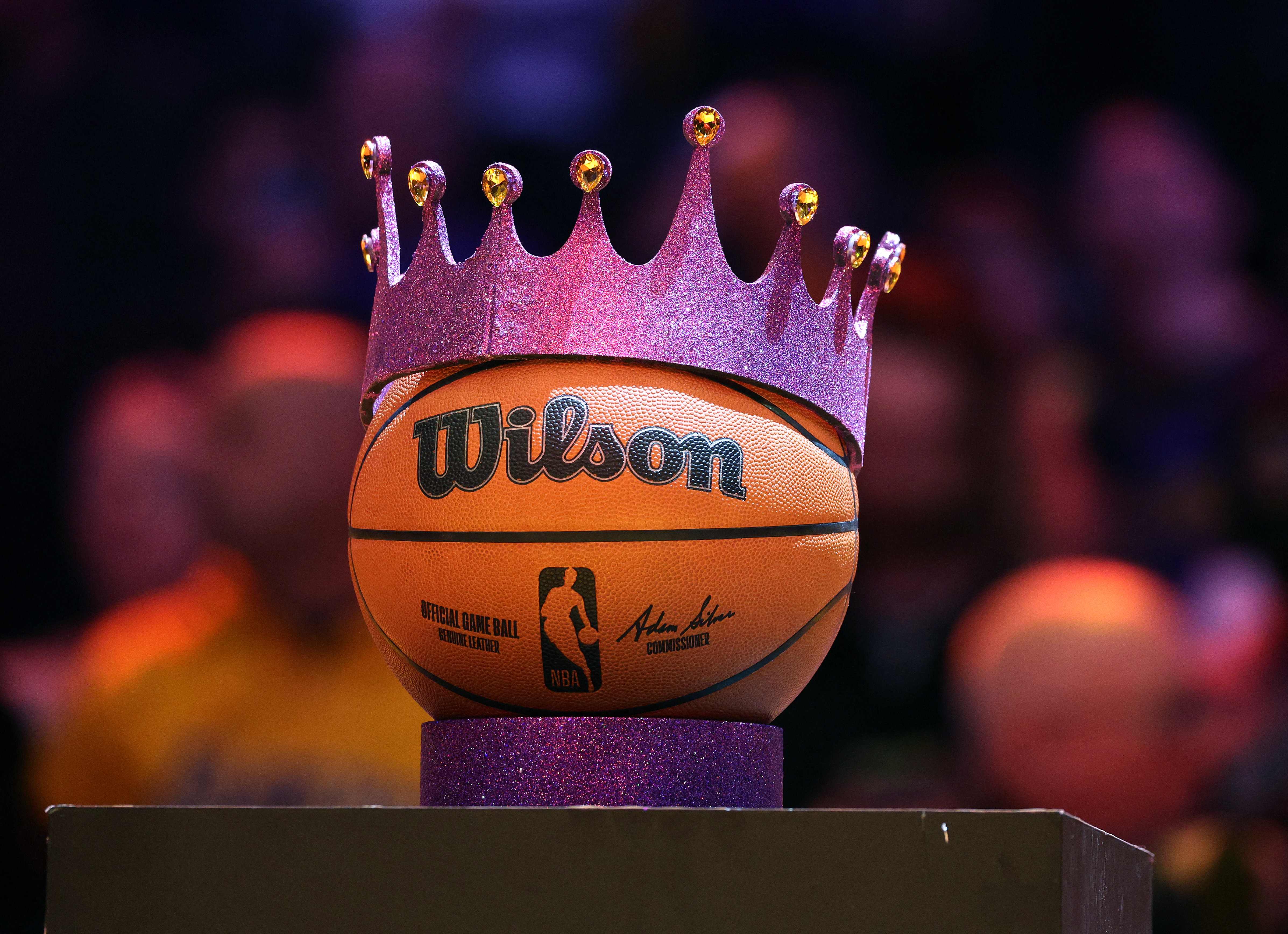 Bola basket dengan mahkota ditampilkan dalam laga NBA.