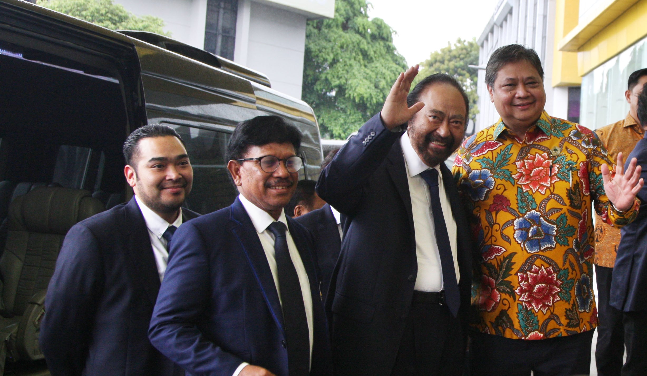 Ketua Umum Partai NasDem Surya Paloh (kedua kanan) disambut Ketua Umum Partai Golkar Airlangga Hartarto.