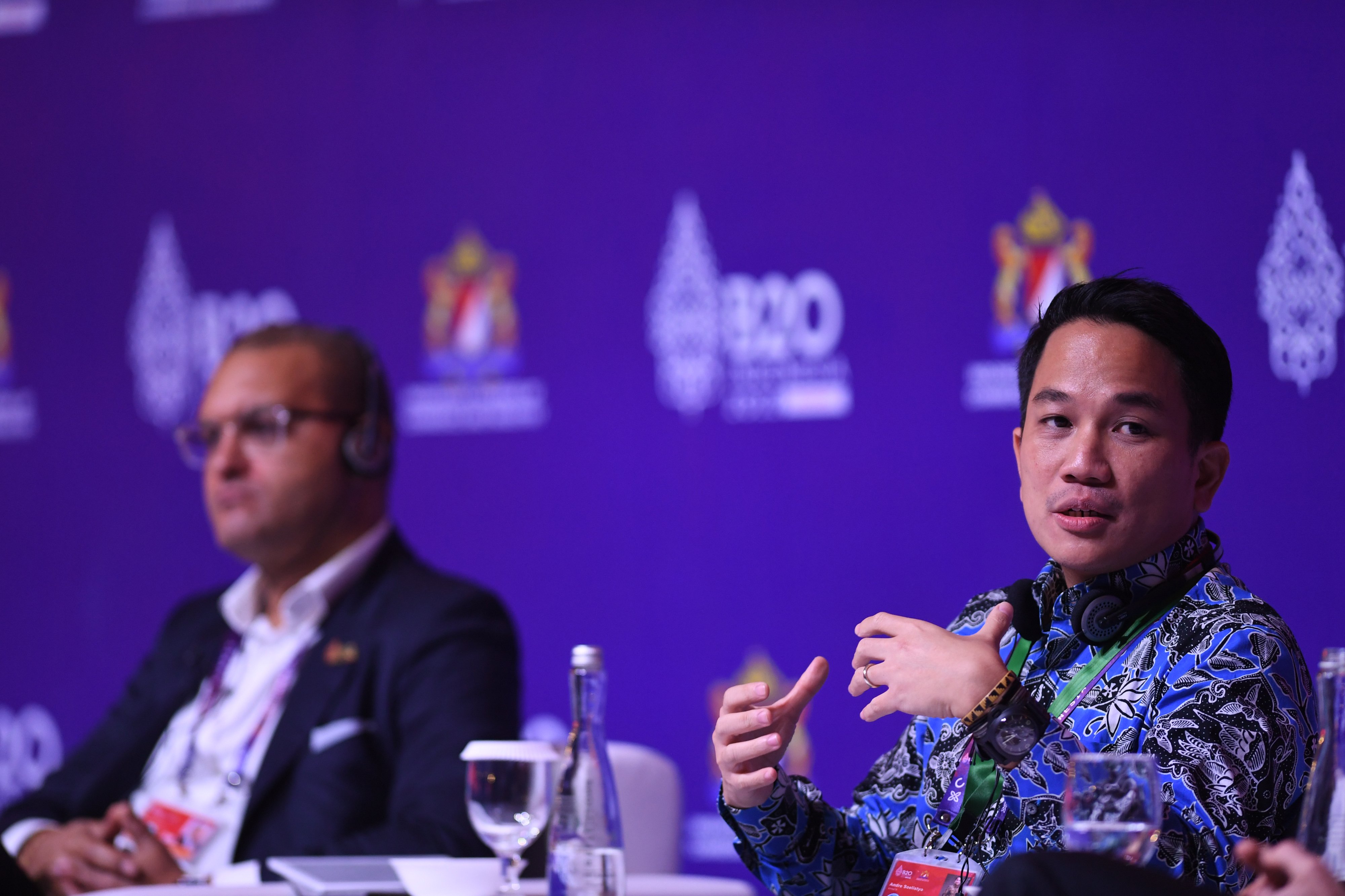 CEO GoTo Andre Soelistyo (kanan) menyampaikan paparan saat Summit Panel Discussion B20 di Bali. 