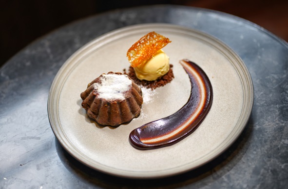 Lava cake yang identik dengan cokelat lumer di tengahnya.