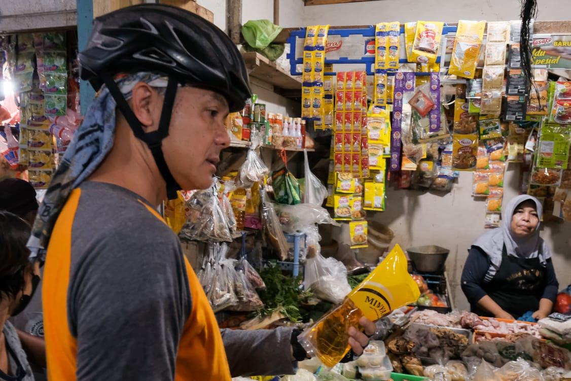 Gubernur Jateng Ganjar Pranowo mengecek harga kebutuhan pokok di pasar tradisional, Kota Semarang.
